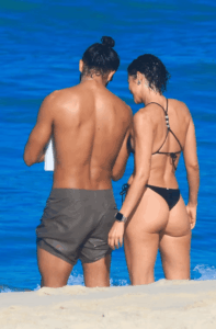 Agatha Moreira e Rodrigo Simas aproveitam o sol juntos na praia da Barra da Tijuca, RJ