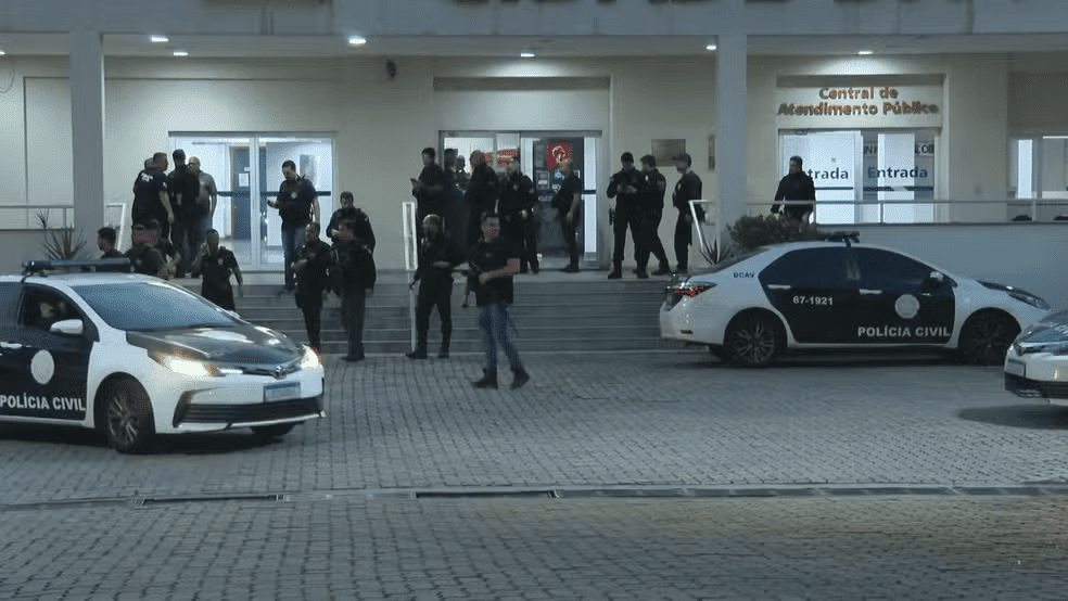 Agentes da Polícia Civil realizam operação no Complexo de Israel, região da Cidade Alta