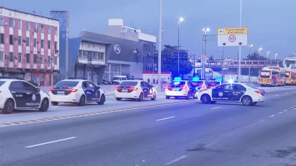 Avenida Brasil fechada na altura da Penha devido à operação policial na Zona Norte do Rio
