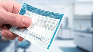 Jovem segurando a CNH recebida pelo programa CNH Social gratuito.
