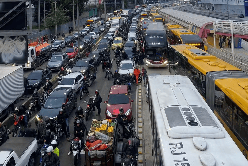 Todas as pistas da Avenida Brasil interditadas durante operação policial