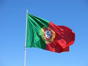 Bandeira de Portugal tremulando ao vento